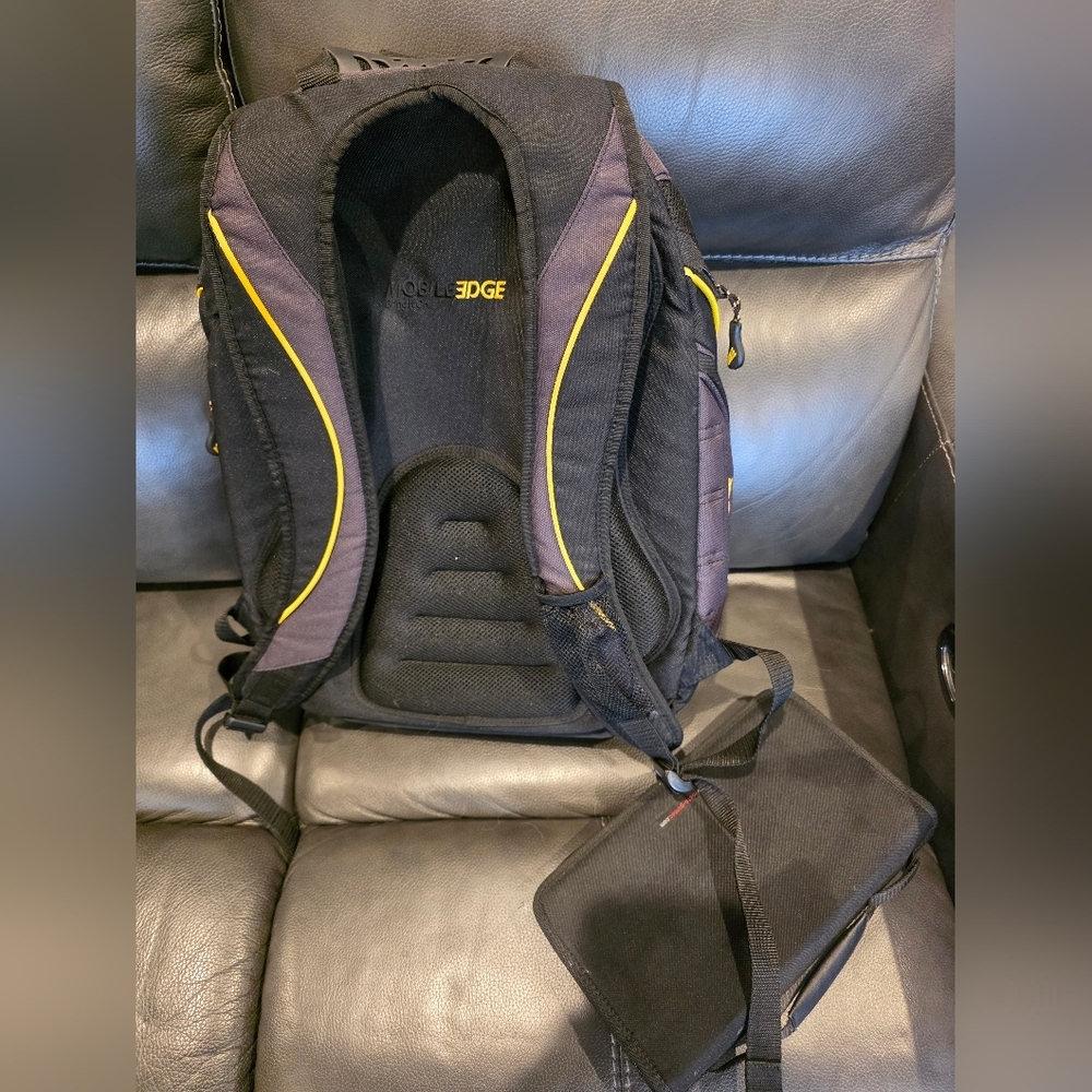 Mobile Edge Backpack with Roots CD Case - Picture 2 of 3